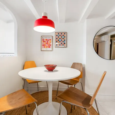 Stylish Duplex In Historic Born Apartment *